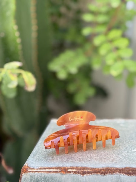 Haarspange „Doreen“ in Hornoptik Cognac – Conceptnails by INESSA