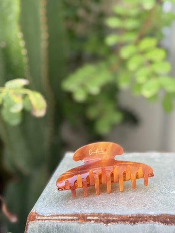 Haarspange „Doreen“ in Hornoptik Cognac – Conceptnails by INESSA
