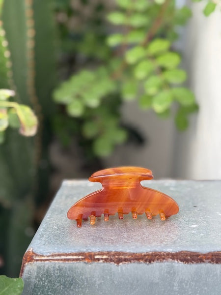 Haarspange „Doreen“ in Hornoptik Cognac – Conceptnails by INESSA