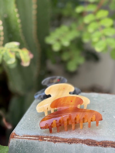 Haarspange „Doreen“ in Hornoptik Cognac – Conceptnails by INESSA