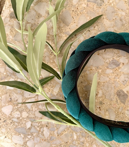 Conceptnails by INESSA - Geflochtenes Haarband „Renata“ Dunkelgrün